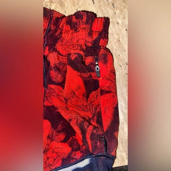 Lululemon Hotty Hot Short II 2.5” Red/Black Floral Size 2 - Picture 4 of 8